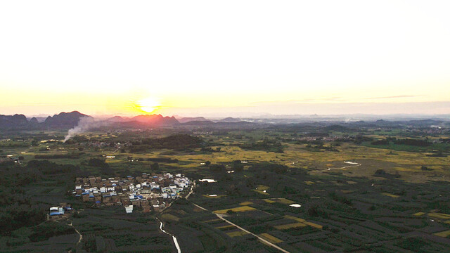 無人機巡邏助力武鳴區(qū)秸稈焚燒治理(圖1) 無人機巡邏助力武鳴區(qū)秸稈焚燒治理(圖1)