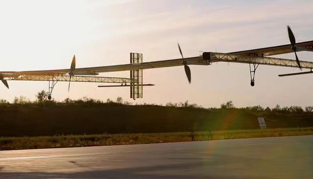 多家外媒持續關注中國大型太陽能無人機首飛成功(圖1) 多家外媒持續關注中國大型太陽能無人機首飛成功(圖1)